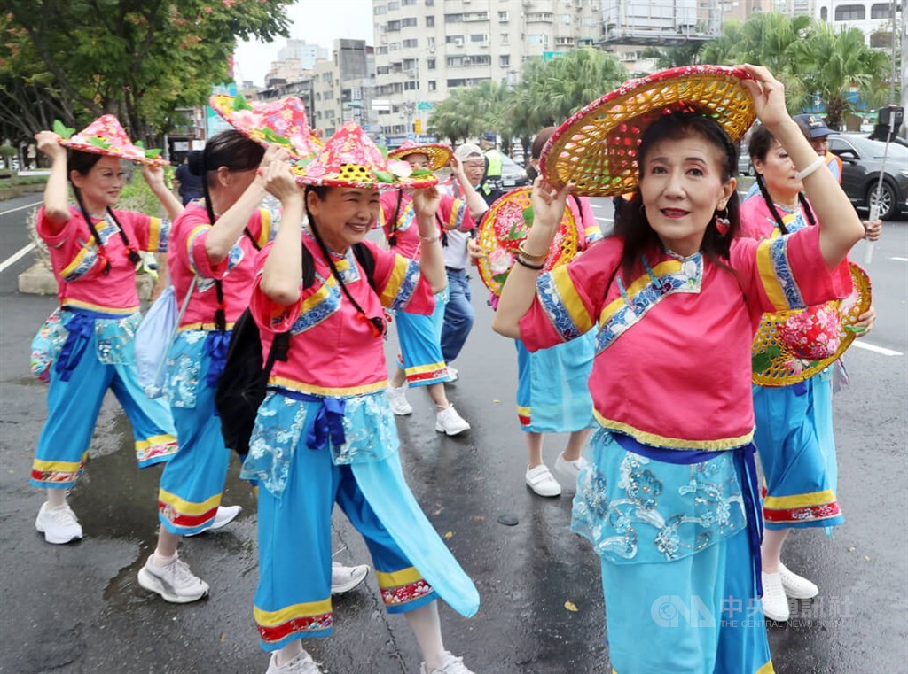 Focus_Taiwan's tweet photo. Diverse groups participate in the 2025 Taipei Hakka Yimin Festival at the Taipei City Hakka Culture Park on Sunday.
https://t.co/IofdZbmecP https://t.co/I2B6Gdw9jR