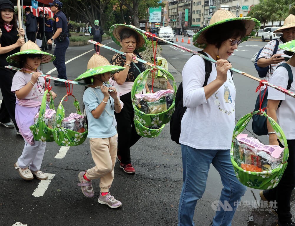 Focus_Taiwan's tweet photo. Diverse groups participate in the 2025 Taipei Hakka Yimin Festival at the Taipei City Hakka Culture Park on Sunday.
https://t.co/IofdZbmecP https://t.co/I2B6Gdw9jR