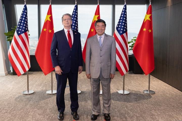 ChineseEmbinUS's tweet image. 🇨🇳🇺🇸On Oct. 25 and 26, Vice Premier #HeLifeng held economic and trade consultations with US Treasury Secretary @SecScottBessent and @USTradeRep Jamieson Greer in Kuala Lumpur. 

🔴Guided by the important consensuses reached by the two heads of state in their phone conversations…