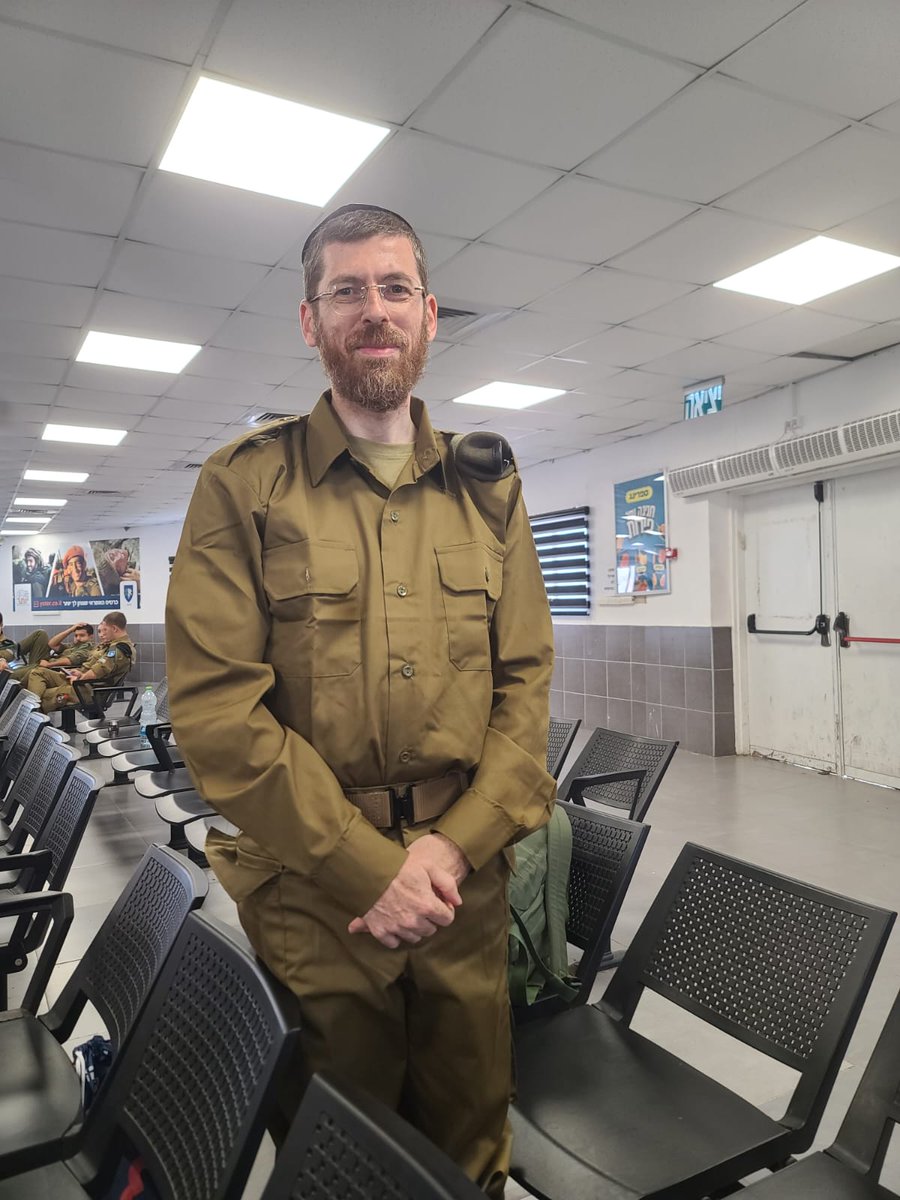 HerutCenter's tweet photo. אנו מברכים את הרב יהושע פפר, ראש מכון עיון, לרגל גיוסו לצה"ל!
לאורך תקופה ארוכה ובפרט מאז ה-7 באוקטובר, מוביל הרב פפר קריאה להיענות לצו המוסרי הדורש שותפות ואחריות של הציבור החרדי במוסדות המדינה ובצבא בפרט. במאמרו "הזמן להצהיר: מדינת ישראל היא גם שלנו" קורא הרב פפר לתפיסה מחודשת בקרב הציבור החרדי ואף פועל להגשמתה.

הרב פפר, אומר ועושה, עולה כעת על מדים ונענה הלכה למעשה לקריאה זו.
אנו מברכים אותו בברכת הצלחה רבה.
לקריאת המאמר >>> https://t.co/YpN6hkw9gz
