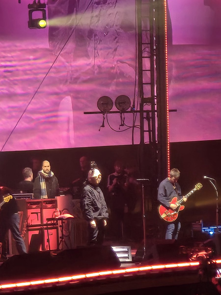 It was so funny tonight, I felt because of Liam's accent the crowd missed a lot of his jokes and comments. They couldn't understand his meaning well! But I thought he was so funny. Especially the comment about how he didn't go to private school! Oasis rocks ! #oasislive25