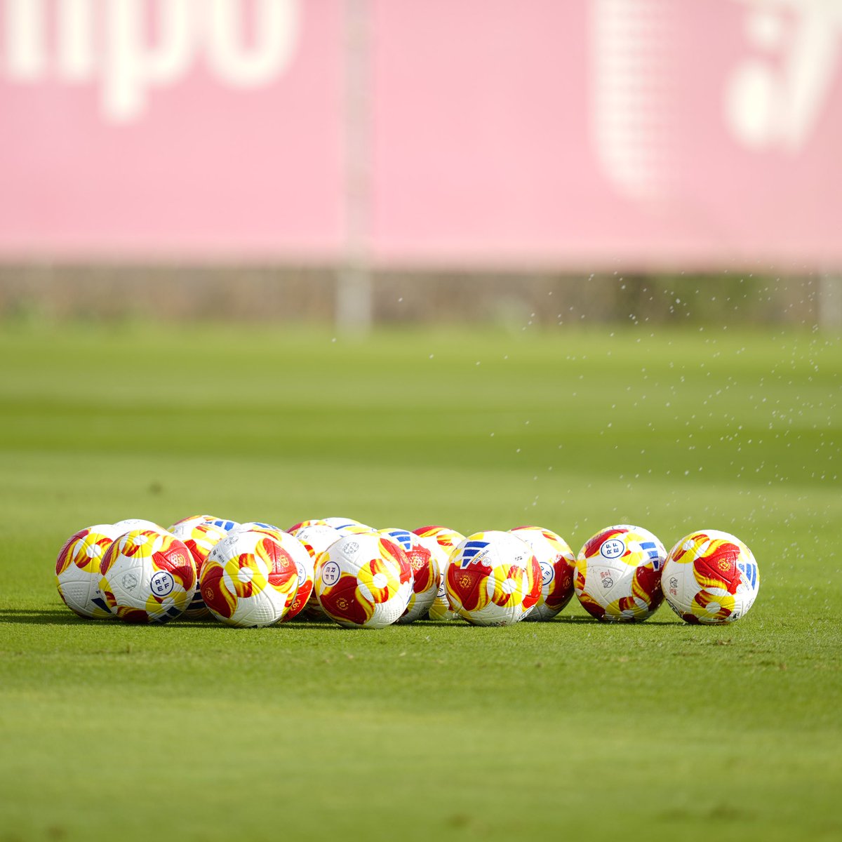 SevillaFC's tweet photo. ⏳ #CopaDelRey ⚽️🔜 https://t.co/C5ML7ubYPT