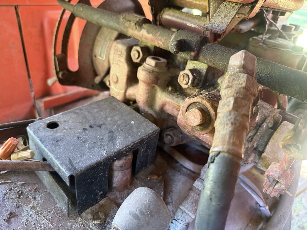 Remote valve for 3 point hitch on 1977 Allis Chalmers 5050 tractor…hitch inoperable and hoses need replaced…hope removing and cleaning the valve does the trick.