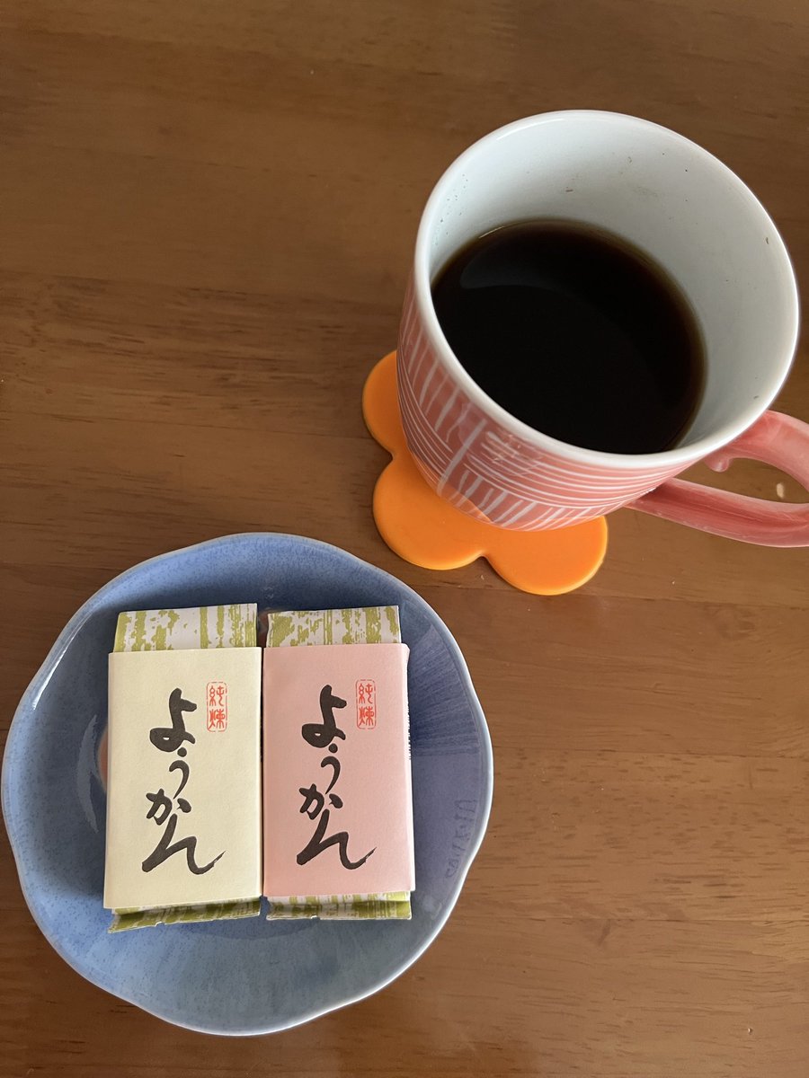 CekdU7HSfO09D74's tweet image. おやつの時間
こんばんは😊
北九州の今は曇り。
朝は晴れ、午後から雨が降りました。
今日は日本シリーズ2日目。
両リーグ覇者の戦い、今日もいい試合。
ただ今日は地元、ホークスの勝ちで1：1で明日、大阪に移動の予定💪
夜おやつは冷凍ドーナツ。なかなか良き💕朝おやつはお気に入りの小さい羊羹。