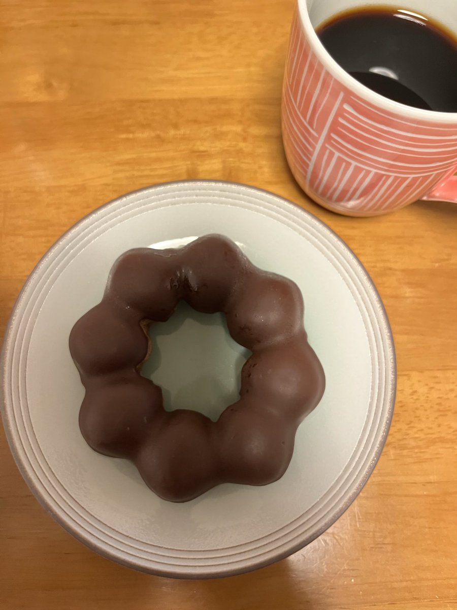 CekdU7HSfO09D74's tweet image. おやつの時間
こんばんは😊
北九州の今は曇り。
朝は晴れ、午後から雨が降りました。
今日は日本シリーズ2日目。
両リーグ覇者の戦い、今日もいい試合。
ただ今日は地元、ホークスの勝ちで1：1で明日、大阪に移動の予定💪
夜おやつは冷凍ドーナツ。なかなか良き💕朝おやつはお気に入りの小さい羊羹。