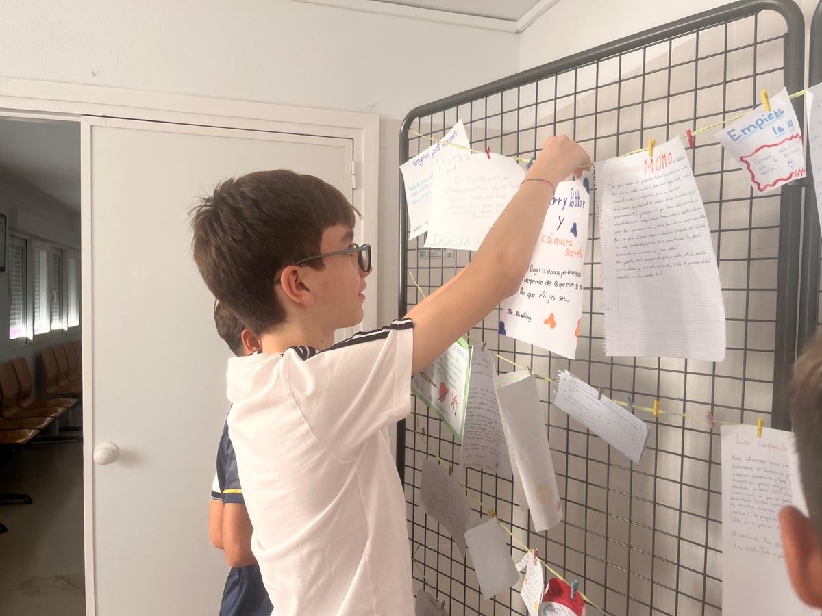 BIBLIOTECA| Finalizó la exposición Tendedero literario en la que el alumnado de primero y segundo de ESO pudo compartir con sus compañeros los fragmentos de sus lecturas preferidas del verano. 📚✨

Y recordad que (casi) todos estos libros se encuentran en nuestra biblioteca.