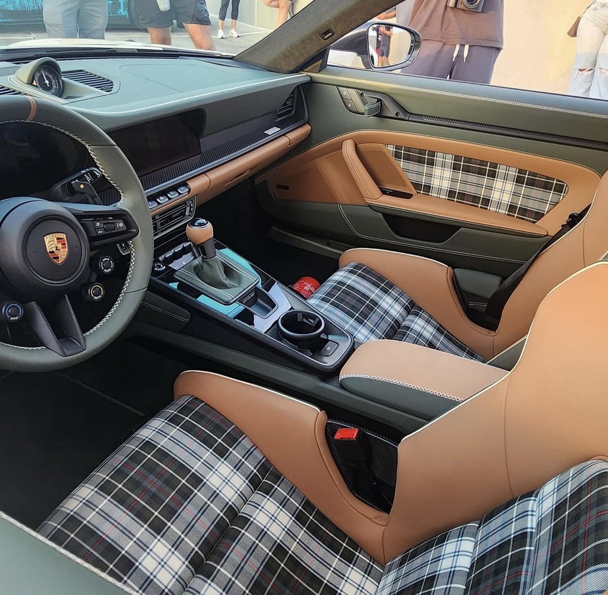 Paint-to-Sample Cream White 992 GT3 RS