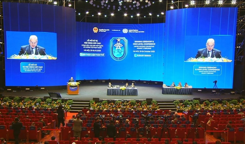 Algeria_MFA's tweet image. في إطار مشاركته في مراسم التوقيع على اتفاقية الأمم المتحدة لمكافحة الجرائم السيبرانية التي تحتضنها العاصمة الفيتنامية🇻🇳هانوي، يومي 25-26 أكتوبر 2025، ألقى الأمين العام لوزارة الشؤون الخارجية، السيد لوناس مقرمان، كلمة خلال أشغال هذه الندوة رفيعة المستوى.