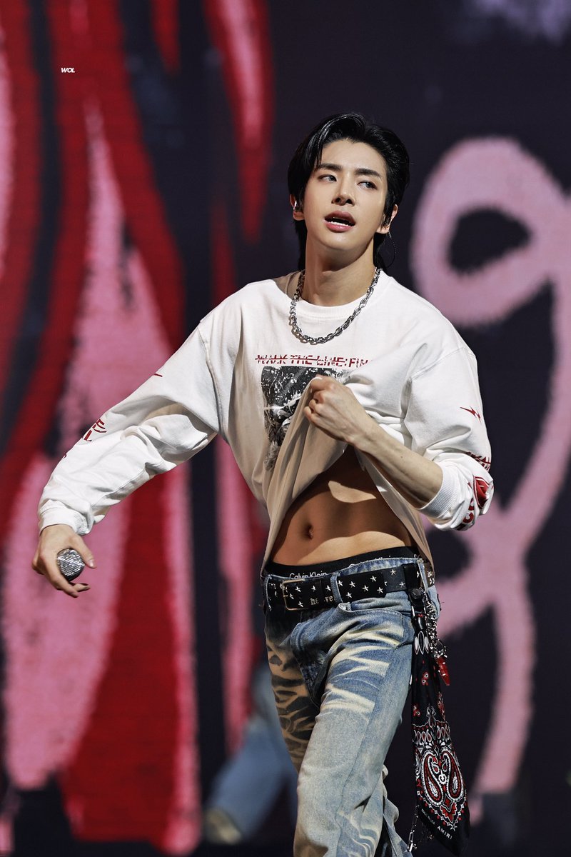 userikeu's tweet image. what the helly....