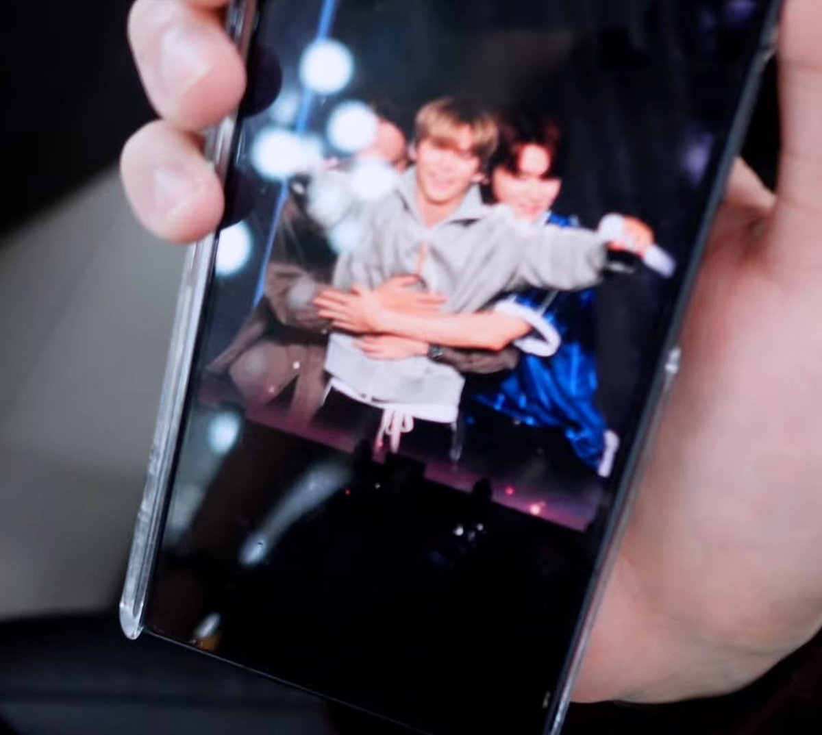 แอนตันดูรูปนี้ในทอสับ จ้อกถามว่าทำไมดูล่ะ ตั้นก็บอกน่ารักดีนะคับ ง้ากกกกกก 🫠