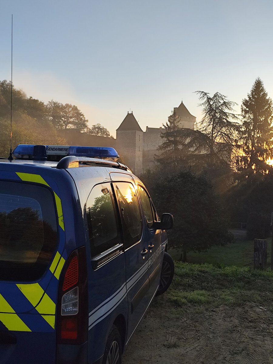 Gendarmerie's tweet photo. #Gendarmerie 💪 Être capable d'intervenir en tous lieux, en tout temps !
Pour s'entraîner, les militaires du #PSIG de Sarlat ont réalisé un exercice dans l'enceinte du château de Castelnaud la Chapelle en #Dordogne. https://t.co/YkpwlaqRtg