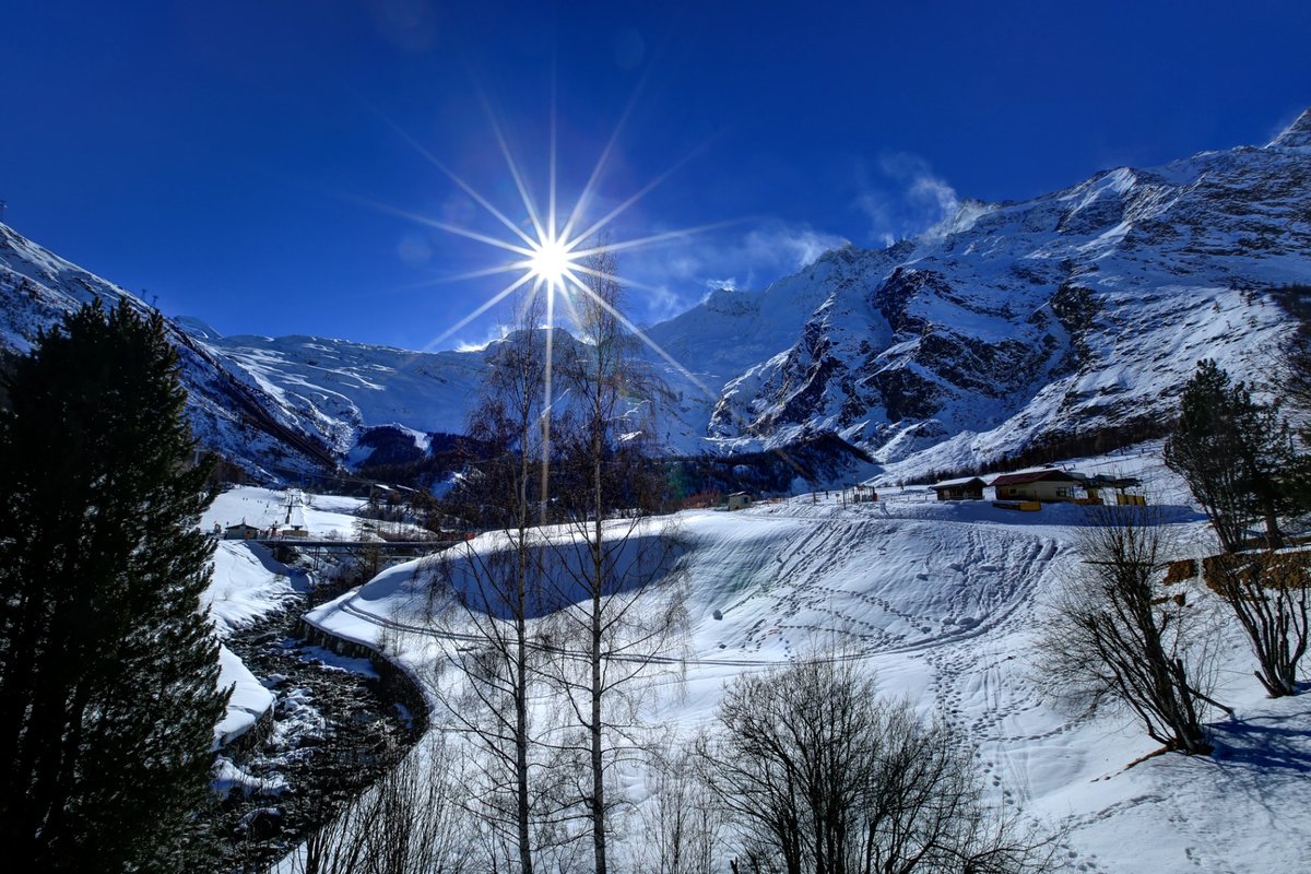 Das Hotel Bristol Saas-Fee ist ein Ski in &amp; Ski out Hotel im wunderschönen Skigebiet Saas-Fee in der Schweiz
Es ist besonders bei Skifahrern, Snowboardern und Winter Wanderer bekannt 
aufgrund seiner erstklassigen Lage direkt an den Pisten

hotel-bristol-saas-fee.ch