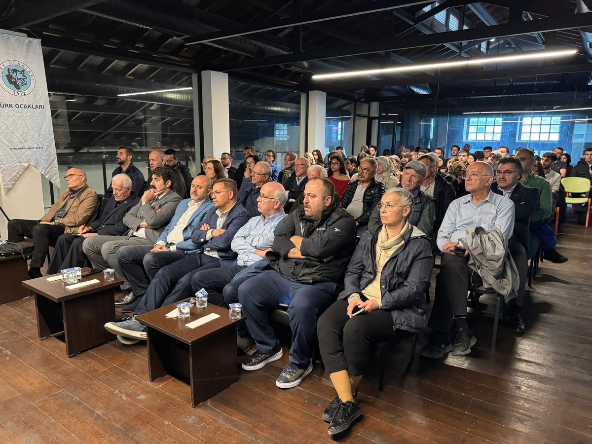 İstanbul Üniversitesi Öğretim Üyesi Prof. Dr. Cezmi Eraslan’ın konuşmacı olarak katıldığı “Cumhuriyet ve Atatürk” konulu programımızı gerçekleştirdik.

Katkılarından dolayı Prof. Dr. Cezmi Eraslan’a ve programa iştirak eden tüm misafirlerimize teşekkür ederiz.