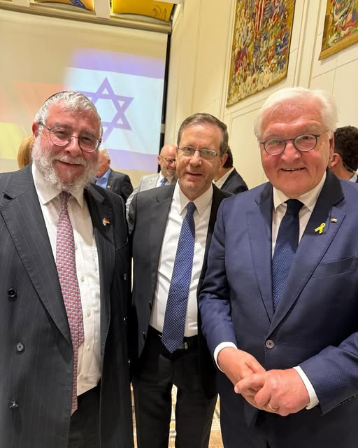 📍Azerbaycan’ın başkenti Bakü’de yüzlerce hahamın bir araya geleceği Avrupa Hahamlar Konferansı Genel Kurulu’nu Almanya ve İsrail devleti finanse ediyor. 

📍Konferansın odak noktası ise İbrahim Anlaşmaları… ABD, İsrail ve Avrupa’dan Bakü’ye gelen hahamlar, 2020 yılında bazı