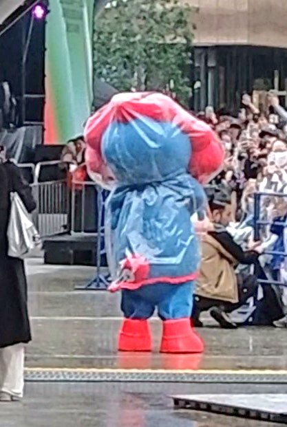 FF_0238's tweet photo. 正面から見るのは絶対ムリと判断して横から見てた👀
全身ちゃんと見れたし こっち向いてファンサしてくれた😍🫶
合羽ミャクミャク初めて見れた❣️
相変わらずかわいい オチリ🍑
さ、一旦出て スタンプラリー再開。
#BAYCREWSFESTIVAL
#ミャクミャク https://t.co/XLW3H6wxVD
