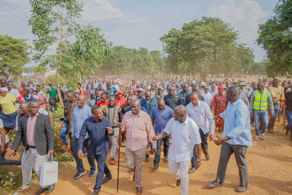 Vincent61211772's tweet image. Riggy g is too daring , you dare him he catches you off guard . Wanga won't believe after she sweared before her almighty god that no day riggy g should not set foot in Nyanza , next will be at your doorstep homabay . Letu jicho