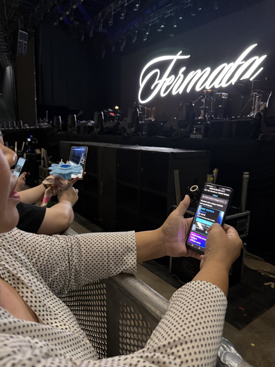 chenniesmybias's tweet image. #teammom voting on the barricade 😂
@ChoiArs_YJ 
#Fermata_inBKK
#YoungjaeAsiaTour
#Youngjae #GOT7
#YoungjaeAsiaTourinBKK