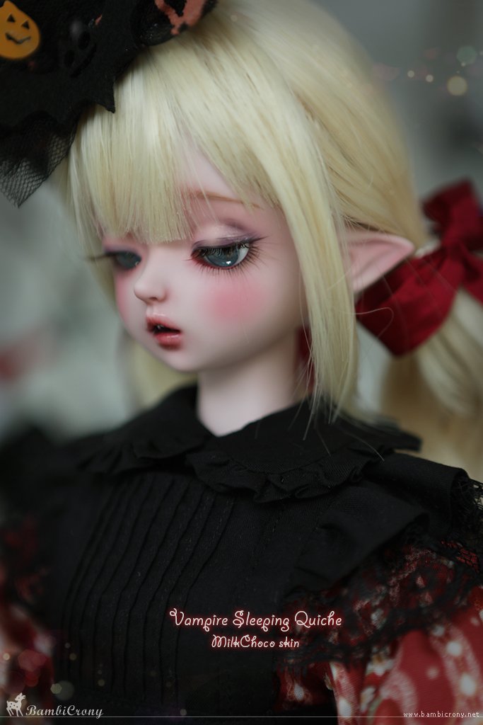 bambicrony_doll's tweet image. Memories of Autumn Night🌛
밤비크로니 뱀파이어 키슈 &amp;amp; 슬리핑키슈 
귀여운 뾰족귀와 앙증맞은 송곳니가 있으며,
할로윈 한정으로 특수스킨 그레이/밀크초코/라벤더핑크 주문 가능합니다
A little bite 🐾🐈‍⬛ ( 27th Oct, 2025 )
bambicrony.net