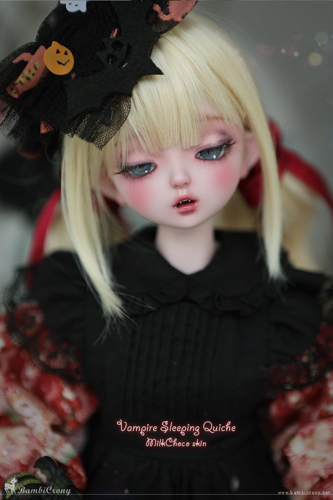 bambicrony_doll's tweet image. Memories of Autumn Night🌛
밤비크로니 뱀파이어 키슈 &amp;amp; 슬리핑키슈 
귀여운 뾰족귀와 앙증맞은 송곳니가 있으며,
할로윈 한정으로 특수스킨 그레이/밀크초코/라벤더핑크 주문 가능합니다
A little bite 🐾🐈‍⬛ ( 27th Oct, 2025 )
bambicrony.net