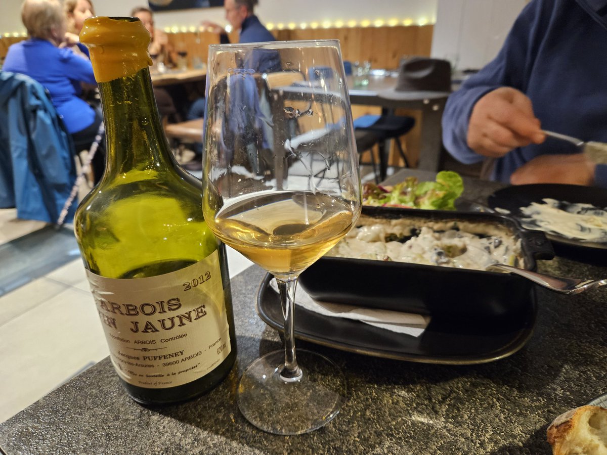 Tweet 252 I have always loved Jura's Savagnin. This 2012 Jacques Puffeney in its 62cl Clavelin bottle was a fab marriage with a dish of raviole, cream sauce with trompette &amp; chanterelles, morille wild mushrooms, on the button acidity, refined length, hidden corners #jura #arbois