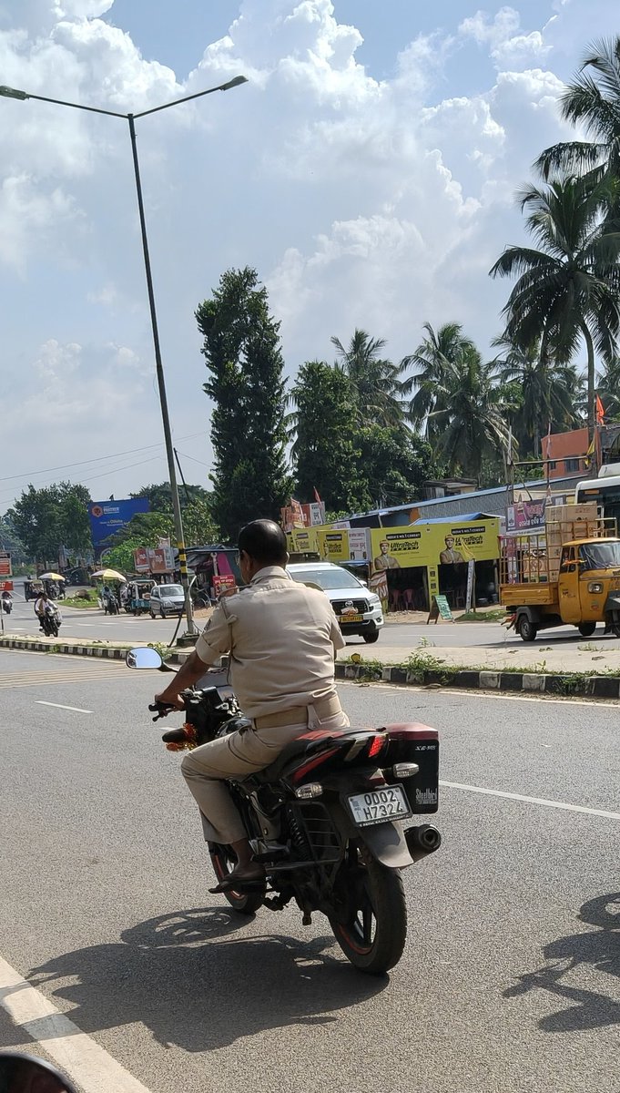 SmrutiSubhra's tweet photo. Are traffic rules only for civilians ? This policeman rode his bike without a helmet.
@RtoBbsr_I https://t.co/phHsA4A66z