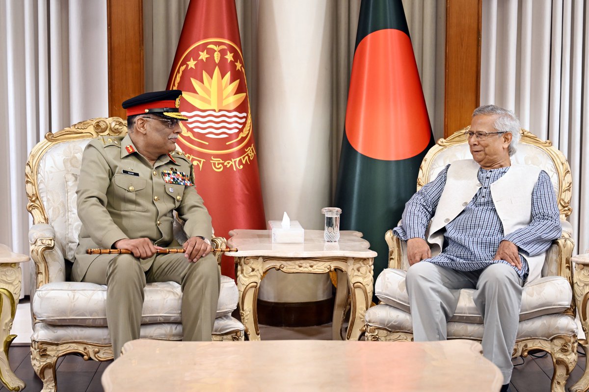 sidhant's tweet image. Top Pakistani General meets Bangladesh's Chief Adviser Professor Muhammad Yunus in Dhaka; Pakistan’s Joint Chiefs of Staff Committee (CJCSC), General Sahir Shamshad Mirza, who recently made critical remarks on India discussed connectivity with the interim leader of Bangladesh