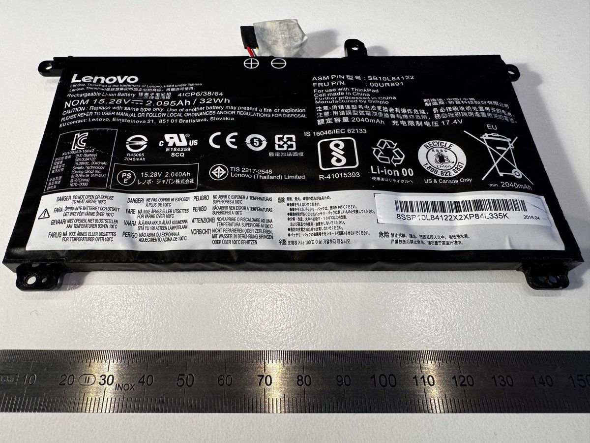 LLojanes's tweet photo. Soll der Akku meines ThinkPads so aussehen, @lenovoDe ? Und wie bekomme ich das Gehäuse des Geräts zu, das auseinanderklafft?  @lenovo https://t.co/YMrWlpA5Vi