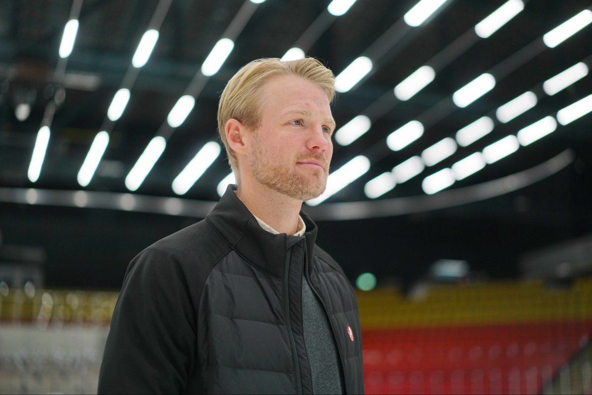 Vita Hästens Jesper Samuelsson var draftad av Detroit Red Wings och lyftes fram i kvällspressen som ett framtidsnamn. 
Men när NHL-klubben lämnade honom utanför hockeyns finrum – och sa att han var tjock – blev jakten på drömmen till en mardröm. 
 nt.se/story-sport/is…