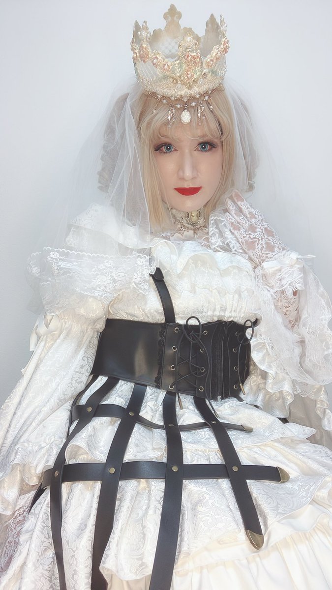 mine_chihiro's tweet photo. 純白ロリィタに黒ハーネスつけてみました🎵
ドレス、ハーネス、ブーツ、ヴェールなど一式は@Apierrot_osaka さんで揃えて、王冠、ラリエット、チョーカーは@dJD5CsIj68YCleW アトリエベアトリーチェさんで華やかさを出してみました👑 https://t.co/yWwcOD4JZK