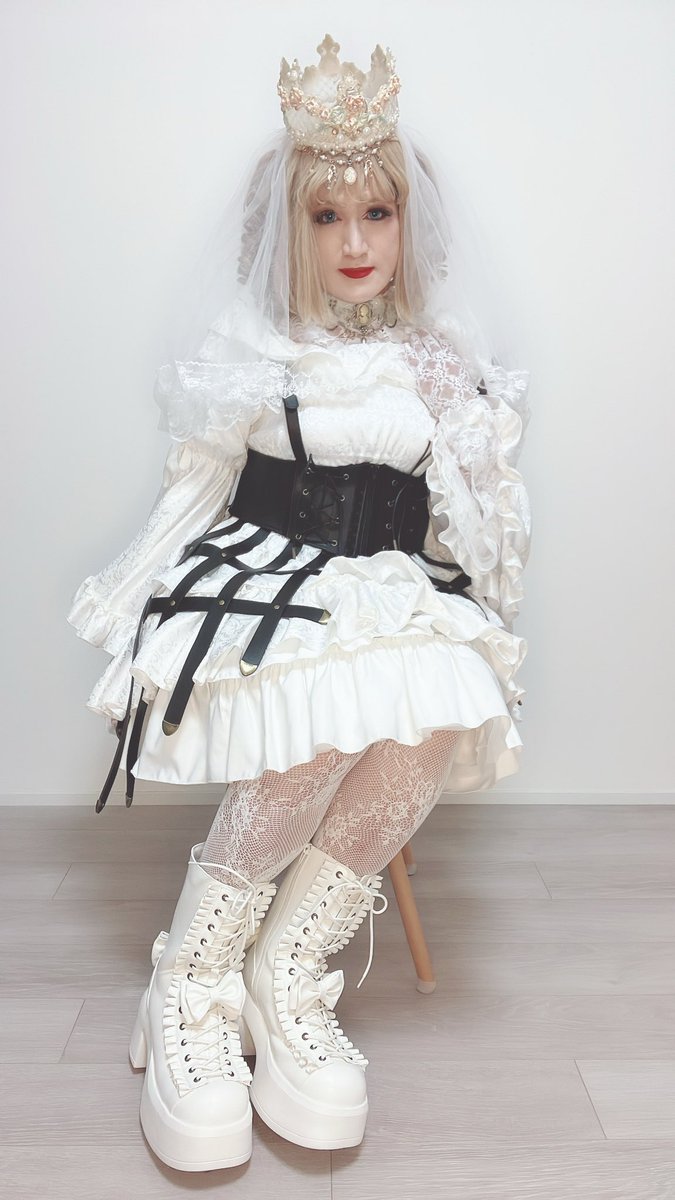 mine_chihiro's tweet photo. 純白ロリィタに黒ハーネスつけてみました🎵
ドレス、ハーネス、ブーツ、ヴェールなど一式は@Apierrot_osaka さんで揃えて、王冠、ラリエット、チョーカーは@dJD5CsIj68YCleW アトリエベアトリーチェさんで華やかさを出してみました👑 https://t.co/yWwcOD4JZK