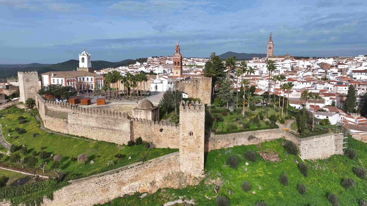 Entre calles empedradas y torres centenarias, Jerez de los Caballeros lleva el nombre de Extremadura por toda España.

Hoy es el último día en el que se puede votar para que sea Capital del Turismo Rural 2025.

👉 ¡Cada voto cuenta! escapadarural.com/capital-turism…