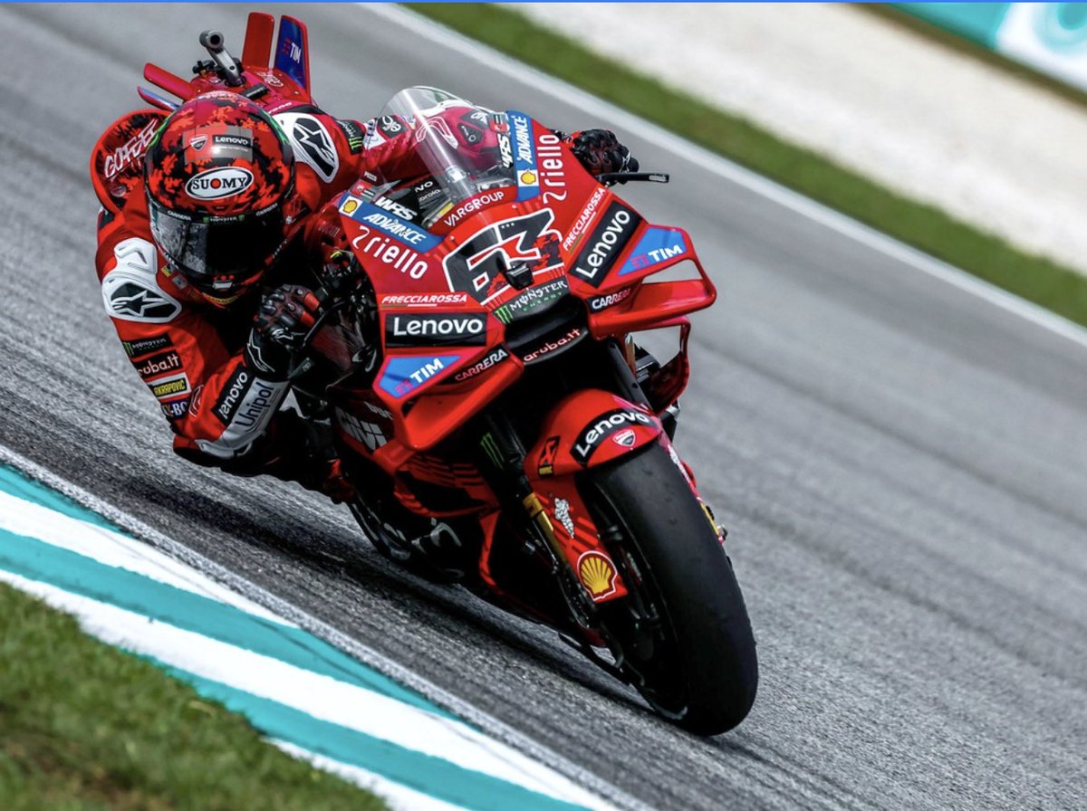 germax33's tweet photo. Parece que el problema de Pecco Bagnaia es que ha pisado un trozo de una pieza de carbono y ha pinchado el neumático trasero de su Ducati

#MotoGP https://t.co/uA9f15GWG7
