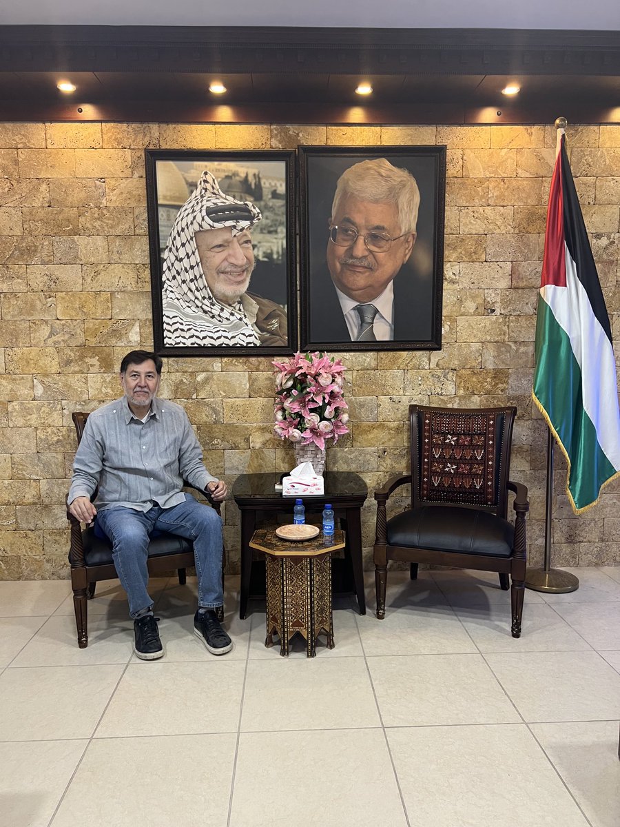 Ya en el salón VIP de la autoridad Palestina en Jericó.