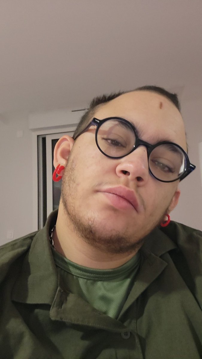 Anonyme_Loves's tweet photo. P'tit grand gars n-b transmasc.
J'ai eu 28 ans ya deux jour.
Ce que je souhaite pour mes 28 ans c'est d'être fort comme actuellement et ne plus sombrer dans une dépendance quelqu'elle soit !!
J'espère finir en couple avant la fin de l'année de mes 28 ans avec maon crush. https://t.co/YvZzFBUnGk