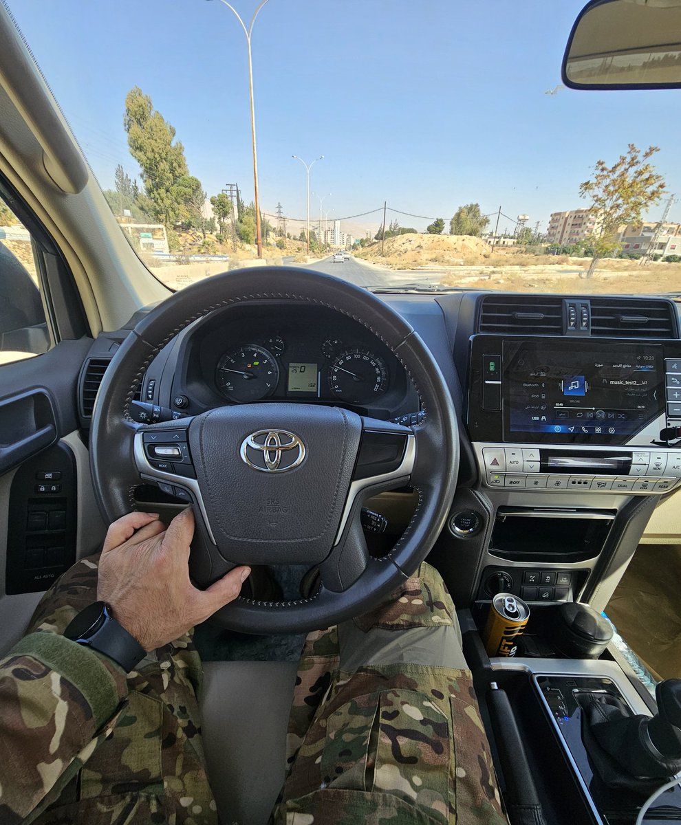 يستعيدُ الوطنَ ذاكرتَهُ
عندما يرى لهفة أبناءه عليه..
حُباً وخوفاً وإيماناً..

#الجمهورية_العربية_السورية