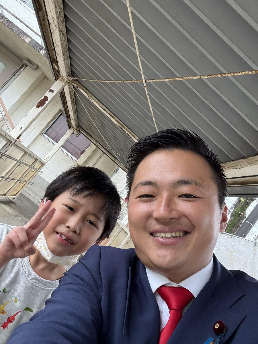 【視線を感じて振り返ったら】
今日はお声掛けいただいた行事にお伺いして帰る際に視線を感じたので振り返ってみたら、、、かわいい小学生が通路の端からずっと手を振ってるではないか！！

あまりに可愛かったので見送られずに戻って握手と写真撮影をしました。

ありがとうございました。
#土田しん