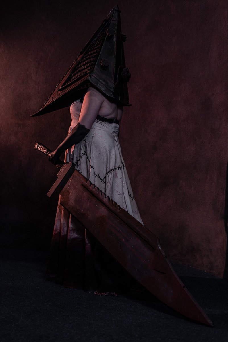ravenbelle__'s tweet photo. Your reminder that Princess Pyramid Head is always watching 🔪 https://t.co/I7gctHHRfz