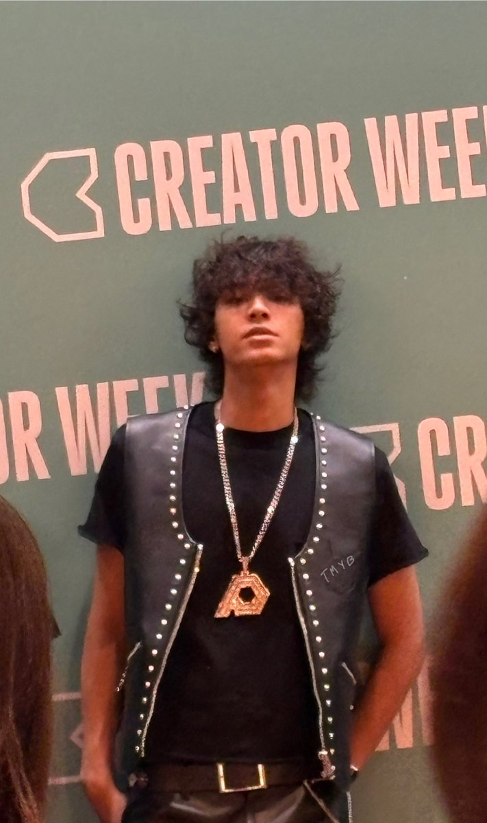 tianmiyibo's tweet image. มองคนอื่น                              มองกล้องแม่

มองเหมือนอยากทุบแม่เลยนะคะ

#WEESA #PSYCHICFEVER #CREATORWEEK #CWMacao  #PCFinMacao