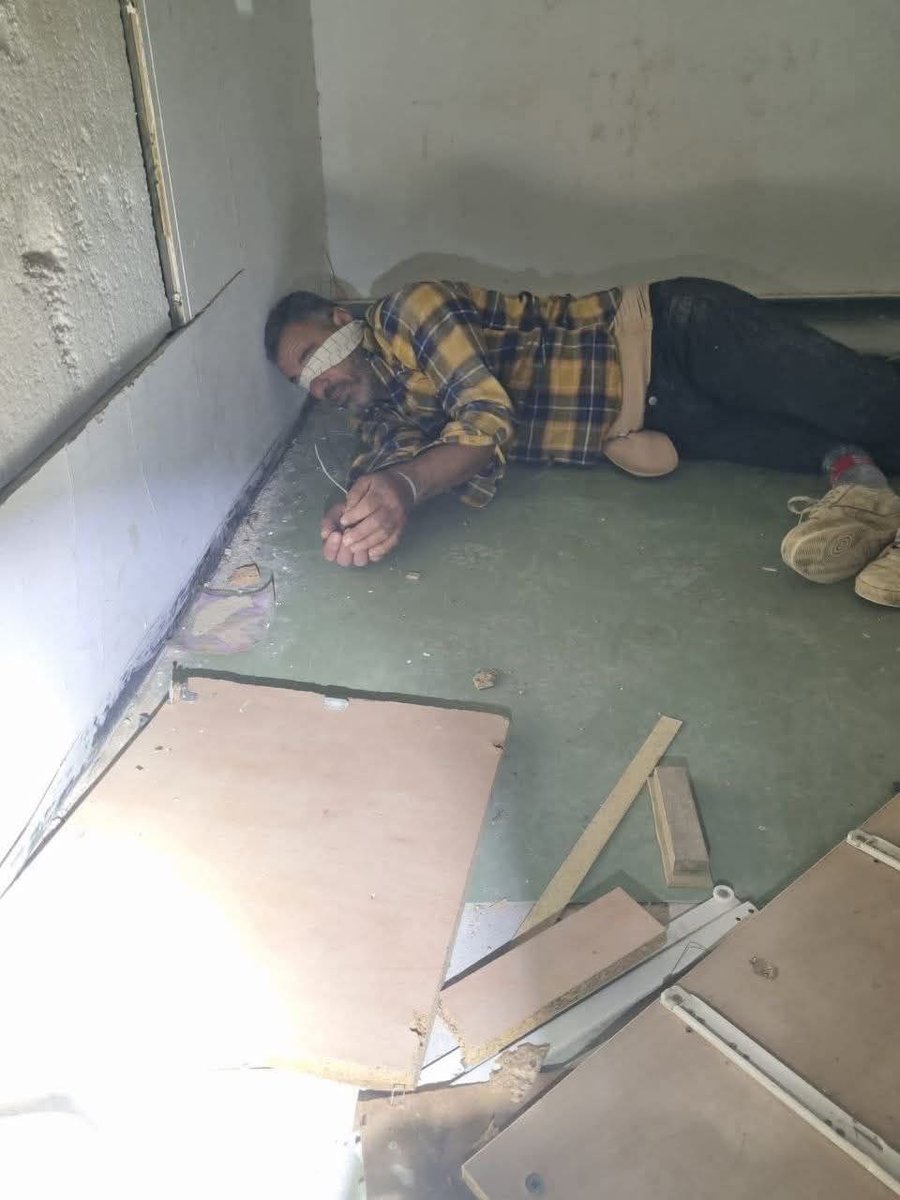Shanna__Bylka's tweet photo. 🇵🇸La photo montre Youcef Besharat, habitant de Khallet Makhoul, dans la vallée du Jourdain (gouvernorat de Tubas, Cisjordanie).
Arrêté la veille par les forces d’occupation israéliennes et détenu cinq heures, il a retrouvé sur son téléphone une photo prise par les soldats eux-mêmes, le montrant menotté, les yeux bandés et allongé au sol.

Une image qui incarne l’humiliation et la torture psychologique quotidienne subies par les palestiniens.