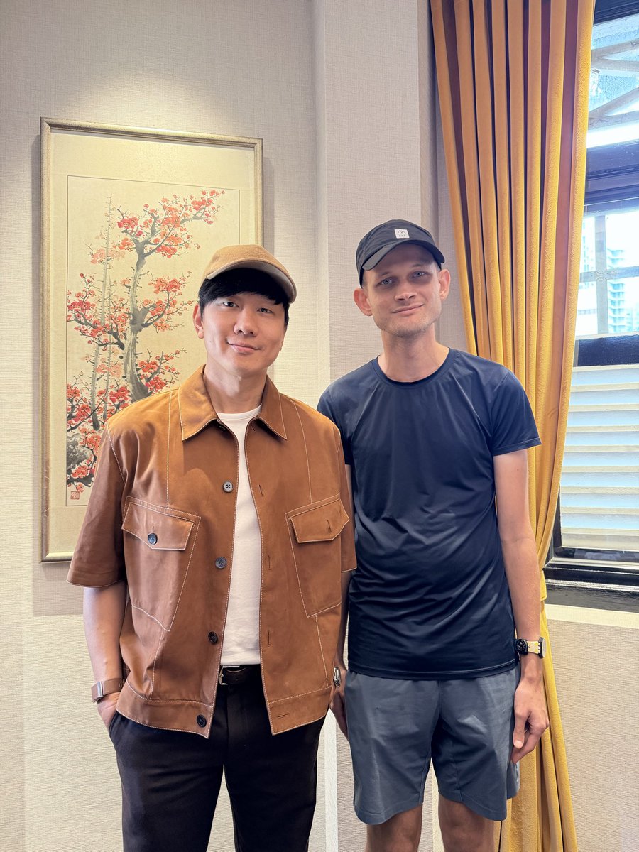 JJ_Lin's tweet image. Always great catching up with @VitalikButerin 
We got deep into how tech can inspire more people to live sustainably and mindfully.