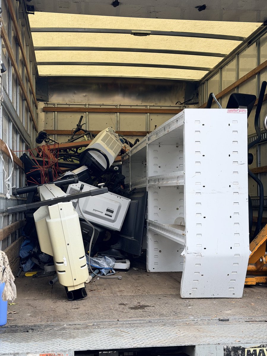 A huge THANK YOU to all Pacheco residents &amp; partners! Together, we collected 107 dump runs of waste &amp; recyclables.

This wouldn't be possible without:
@RepublicServices @RapidRecycle
<a href="/CoCoSheriff/">Contra Costa Sheriff</a> @ContraCostaCounty
@ContraCostaPW
Pacheco MAC &amp; Town Hall
Sheriff's Basic Academy