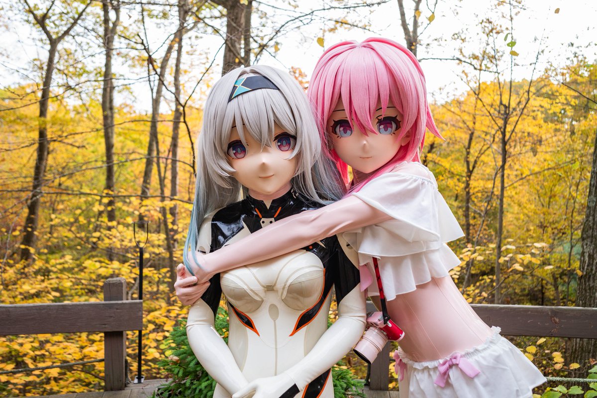 LearnedToad's tweet image. 傻不拉几的小女友和会开机甲的小女友搞在一起了…

流萤：@Kiger_Pineapple 
📷：@star_gaz0002 

#kigurumi #cosplay #latex