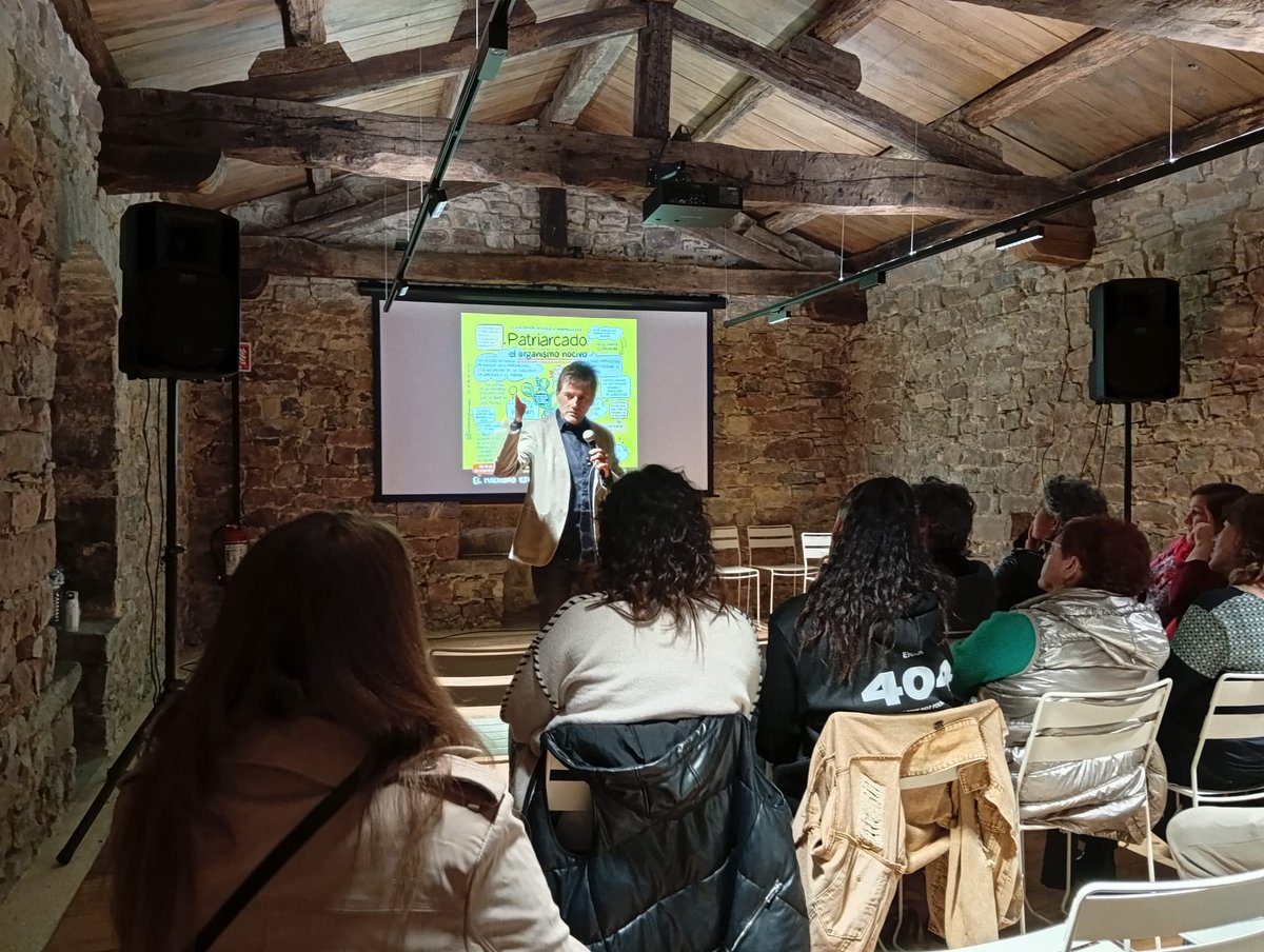 PatriarcadoDocu's tweet photo. 📍 Eskerrik asko Valle Erro Berdintasun Mankomunitateari dokumentala ekartzeagatik.

🎥 Dokumental hau prebentziorako oso tresna garrantzitsua da. 💛 Emozio eta mezu asko dituen filma da.

#Navarra #Aoiz #Nagore #PalaciodeArce #ViolenciaDeGénero #educaciónsexual #feminismo https://t.co/2O90tZtomw
