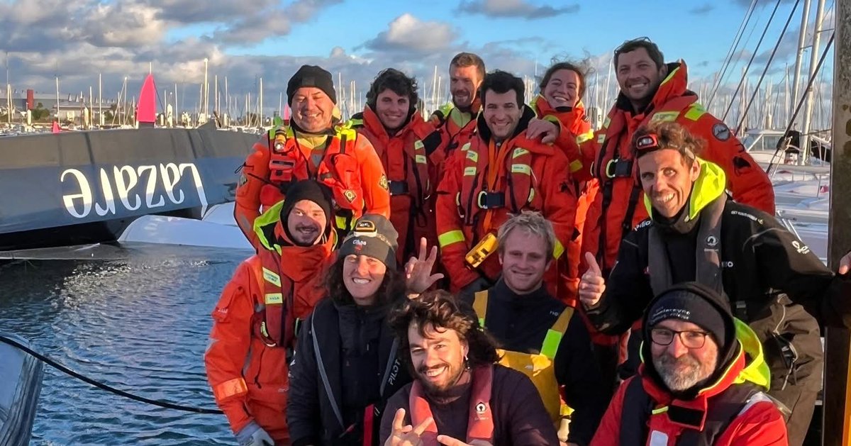 UltimBoat's tweet image. #Ultime #UltimTeam #OceanFifty #TransatCaféLOR 

Des nouvelles rassurantes de l'équipe Lazare Hellio dont le bateau a été remorqué avec une étrave de flotteur en moins et la perte du mât.
Photos Lazare sailing Team