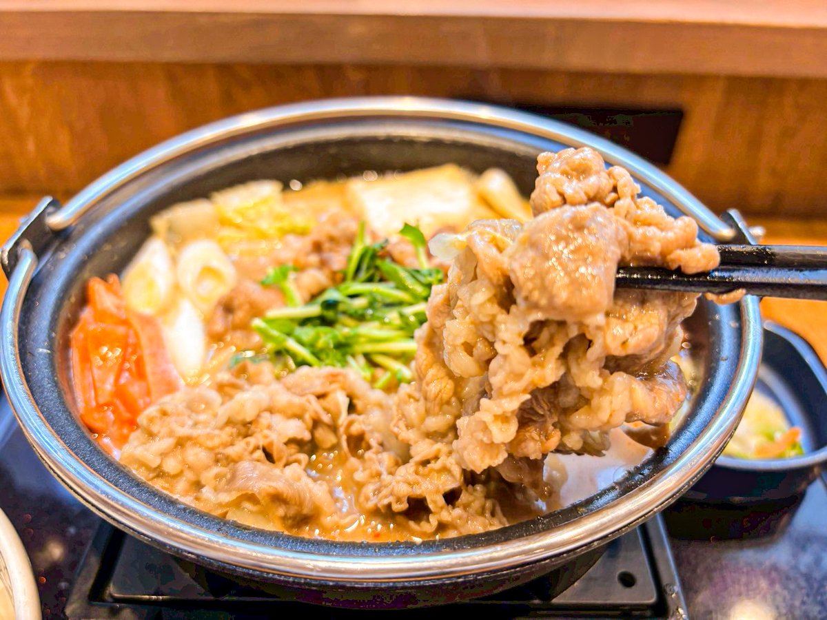 #とんこつ醬油牛鍋膳 は
店内飲食ならご飯のおかわりが無料✨

最近寒くなってきたから
吉野家で温まっていってね( ´▽｀)