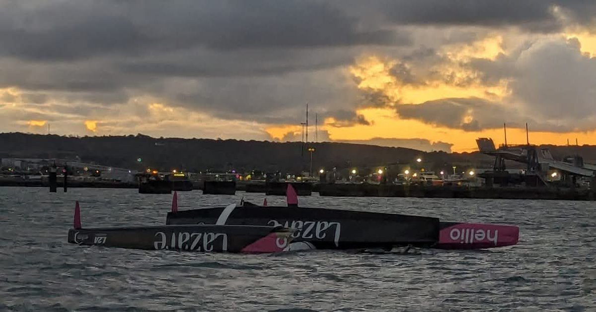 UltimBoat's tweet image. #Ultime #UltimTeam #OceanFifty #TransatCaféLOR 

Des nouvelles rassurantes de l'équipe Lazare Hellio dont le bateau a été remorqué avec une étrave de flotteur en moins et la perte du mât.
Photos Lazare sailing Team