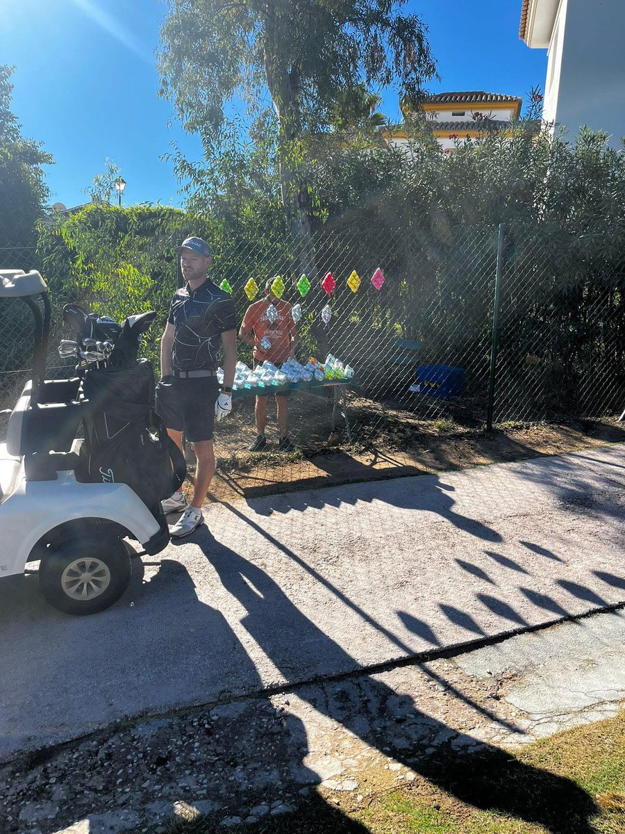 InADivot's tweet photo. ⛳️ Respect the hustle, lad selling balls back from out of bounds area! https://t.co/vD3N6qiOMj