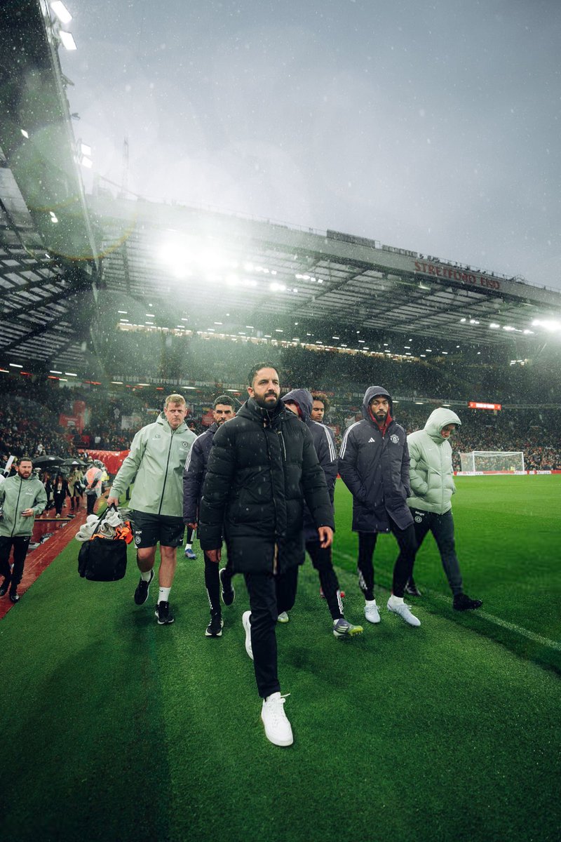 Saat kalah, semua orang ribut soal sistem 3-4-3-nya Amorim. Tapi sekarang, sistem yang sama udah bawa kita ke tiga kemenangan beruntun, dan gak ada satu pun yang ngomong soal itu.

Menang lawan Sunderland (peringkat 2 klasemen), Liverpool, dan Brighton. Formasi yang dulu dikritik