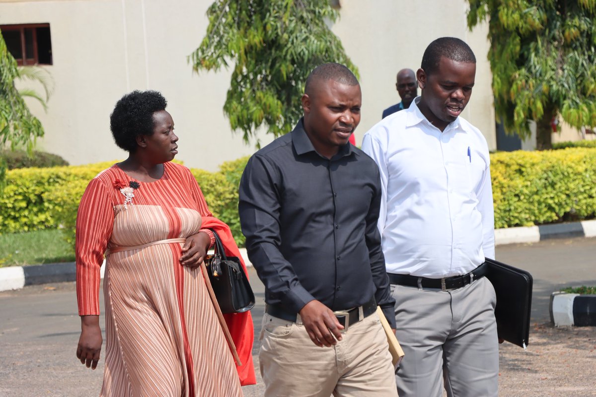 BugeseraDistr's tweet image. Kuri iki Cyumweru, abakozi b'Akarere basaga 600 kuva ku rwego rw'Akagari kugera ku rwego rw'Akarere, bitabiriye Inama Rusange y'Abakozi b'Akarere ifite insanganyamatsiko igira iti:"𝗨𝗿𝘂𝗵𝗮𝗿𝗲 𝗥𝘄𝗮𝗻𝗷𝘆𝗲 𝗺𝘂 𝗜𝘁𝗲𝗿𝗮𝗺𝗯𝗲𝗿𝗲 𝗿𝘆'𝗔𝗸𝗮𝗿𝗲𝗿𝗲 𝗸'𝗨𝗯𝘂𝗱𝗮𝘀𝗮."