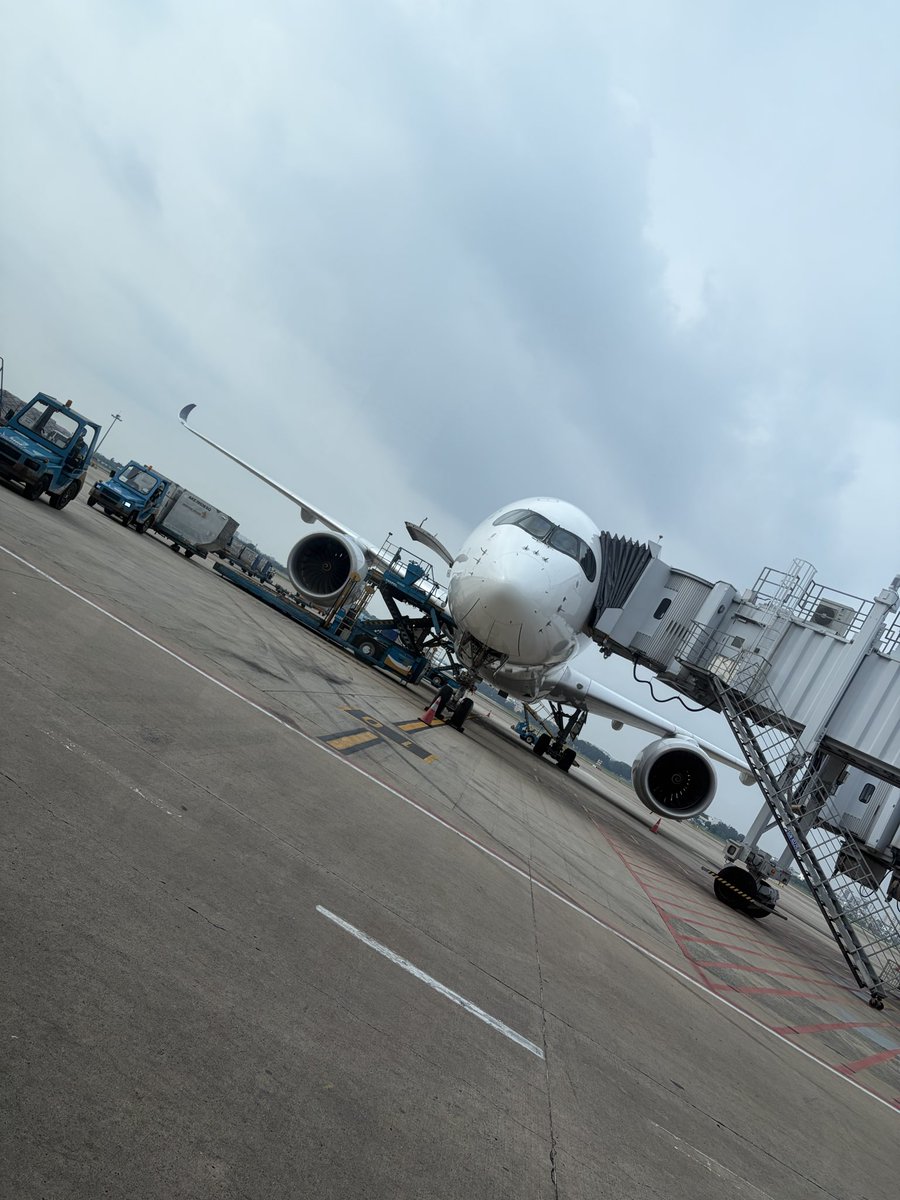 shi04525319's tweet photo. 関空発、ホーチミンでトランジット！
後1時間でプノンペン😇😇😇
みんなに心配されるけど、別に闇バイトに行くわけではありません😅 https://t.co/cvFbiH6TDW